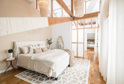 Designer 3BR Treehouse w/ Soaking Tub & Skylights - Wilton, Connecticut