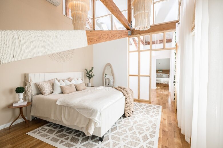 Designer 3BR Treehouse w/ Soaking Tub & Skylights - Wilton, Connecticut