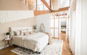 Designer 3BR Treehouse w/ Soaking Tub & Skylights - Wilton, Connecticut