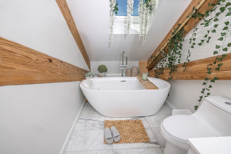 Designer 3BR Treehouse w/ Soaking Tub & Skylights - Wilton, Connecticut