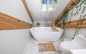 Designer 3BR Treehouse w/ Soaking Tub & Skylights - Wilton, Connecticut