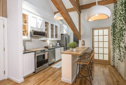 Designer 3BR Treehouse w/ Soaking Tub & Skylights - Wilton, Connecticut