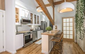 Designer 3BR Treehouse w/ Soaking Tub & Skylights - Wilton, Connecticut