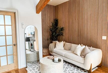 Designer 3BR Treehouse w/ Soaking Tub & Skylights - Wilton, Connecticut