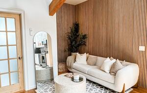 Designer 3BR Treehouse w/ Soaking Tub & Skylights - Wilton, Connecticut