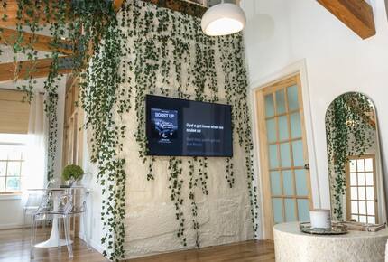 Designer 3BR Treehouse w/ Soaking Tub & Skylights - Wilton, Connecticut