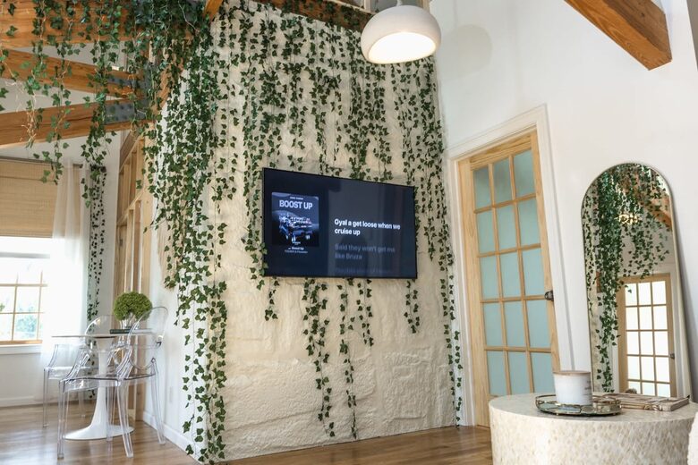 Designer 3BR Treehouse w/ Soaking Tub & Skylights - Wilton, Connecticut