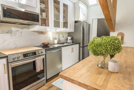 Designer 3BR Treehouse w/ Soaking Tub & Skylights - Wilton, Connecticut