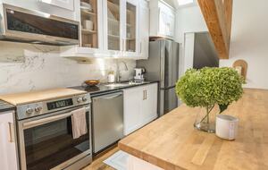 Designer 3BR Treehouse w/ Soaking Tub & Skylights - Wilton, Connecticut