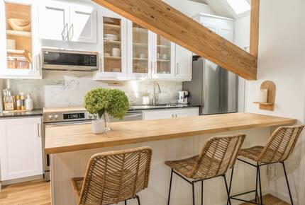 Designer 3BR Treehouse w/ Soaking Tub & Skylights - Wilton, Connecticut