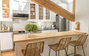 Designer 3BR Treehouse w/ Soaking Tub & Skylights - Wilton, Connecticut