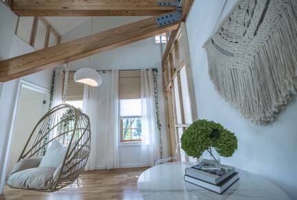 Designer 3BR Treehouse w/ Soaking Tub & Skylights - Wilton, Connecticut