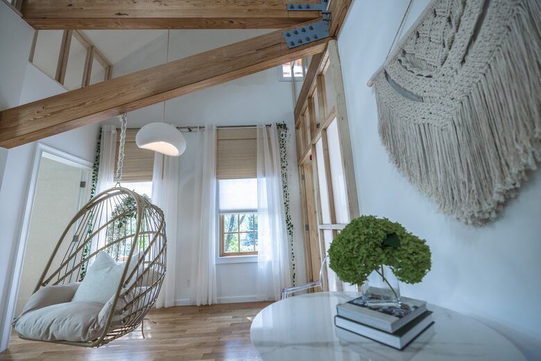 Designer 3BR Treehouse w/ Soaking Tub & Skylights - Wilton, Connecticut