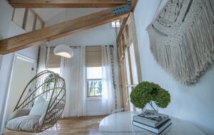 Designer 3BR Treehouse w/ Soaking Tub & Skylights - Wilton, Connecticut