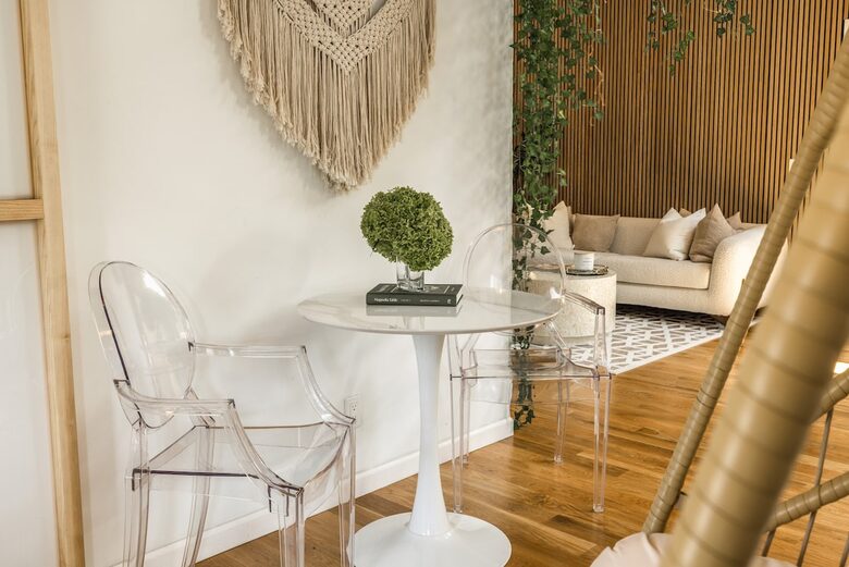 Designer 3BR Treehouse w/ Soaking Tub & Skylights - Wilton, Connecticut