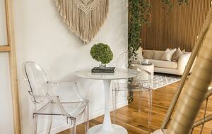 Designer 3BR Treehouse w/ Soaking Tub & Skylights - Wilton, Connecticut