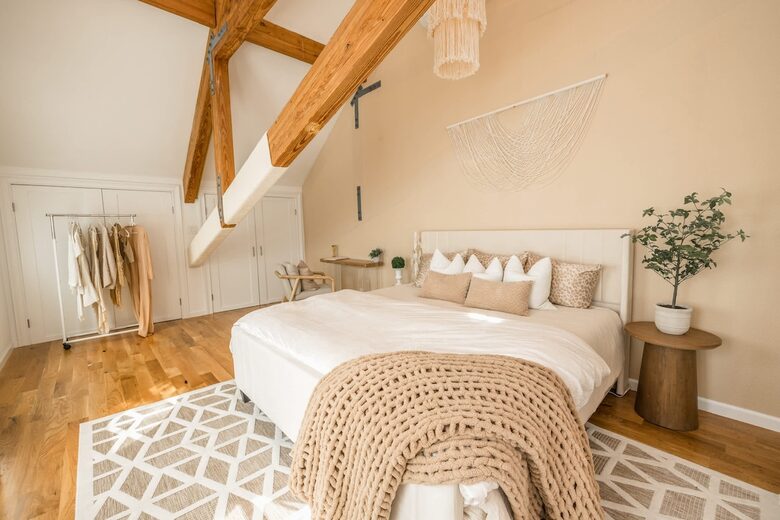 Designer 3BR Treehouse w/ Soaking Tub & Skylights - Wilton, Connecticut