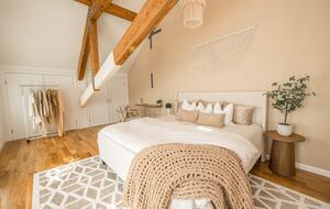 Designer 3BR Treehouse w/ Soaking Tub & Skylights - Wilton, Connecticut