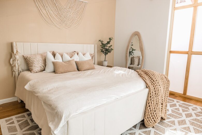 Designer 3BR Treehouse w/ Soaking Tub & Skylights - Wilton, Connecticut