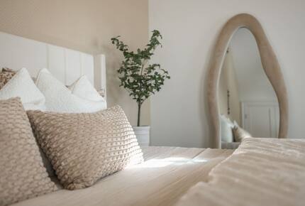 Designer 3BR Treehouse w/ Soaking Tub & Skylights - Wilton, Connecticut