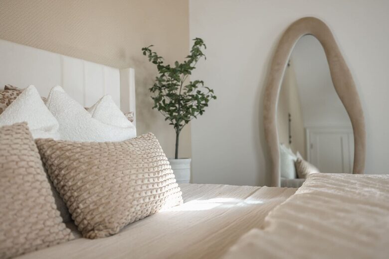 Designer 3BR Treehouse w/ Soaking Tub & Skylights - Wilton, Connecticut