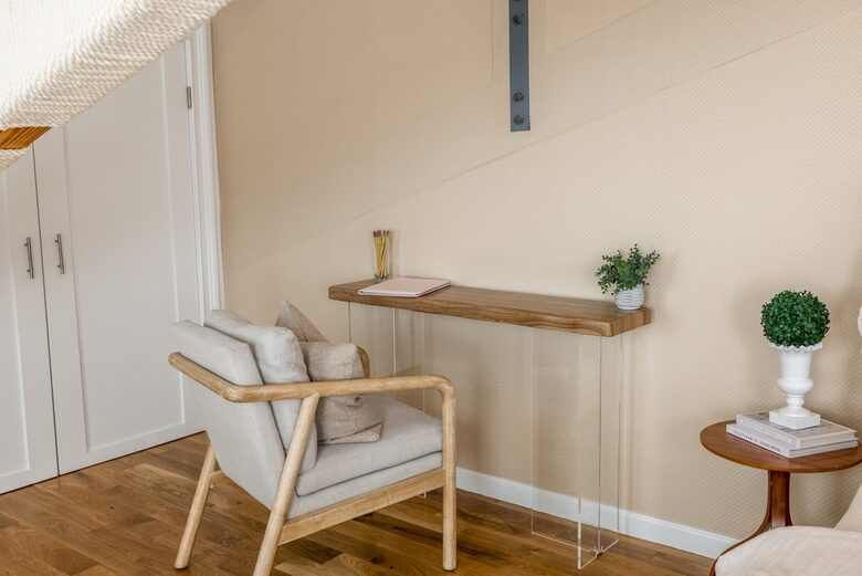 Designer 3BR Treehouse w/ Soaking Tub & Skylights - Wilton, Connecticut