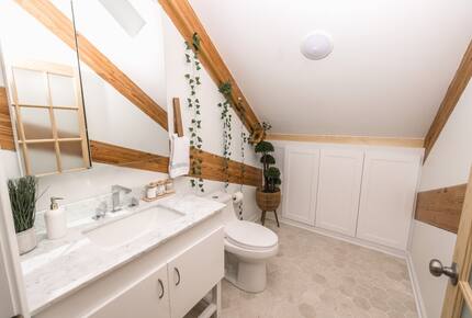 Designer 3BR Treehouse w/ Soaking Tub & Skylights - Wilton, Connecticut