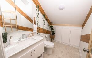 Designer 3BR Treehouse w/ Soaking Tub & Skylights - Wilton, Connecticut