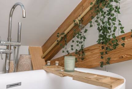 Designer 3BR Treehouse w/ Soaking Tub & Skylights - Wilton, Connecticut