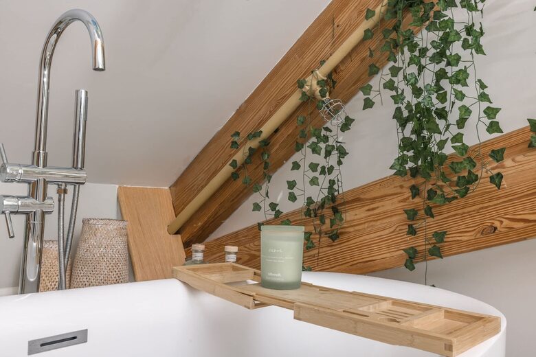 Designer 3BR Treehouse w/ Soaking Tub & Skylights - Wilton, Connecticut