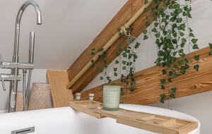 Designer 3BR Treehouse w/ Soaking Tub & Skylights - Wilton, Connecticut