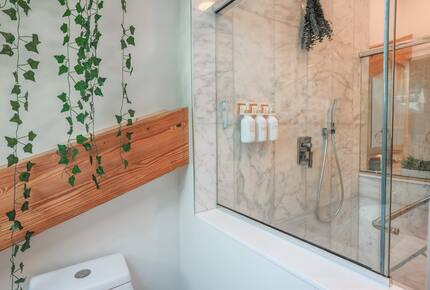 Designer 3BR Treehouse w/ Soaking Tub & Skylights - Wilton, Connecticut