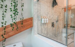 Designer 3BR Treehouse w/ Soaking Tub & Skylights - Wilton, Connecticut