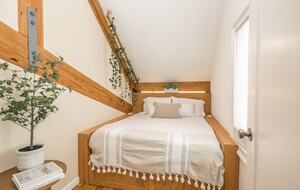 Designer 3BR Treehouse w/ Soaking Tub & Skylights - Wilton, Connecticut