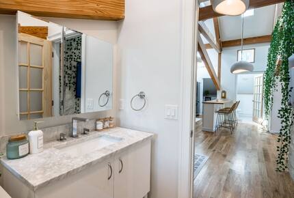 Designer 3BR Treehouse w/ Soaking Tub & Skylights - Wilton, Connecticut