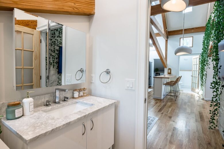 Designer 3BR Treehouse w/ Soaking Tub & Skylights - Wilton, Connecticut