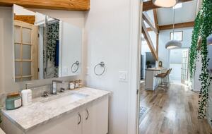 Designer 3BR Treehouse w/ Soaking Tub & Skylights - Wilton, Connecticut