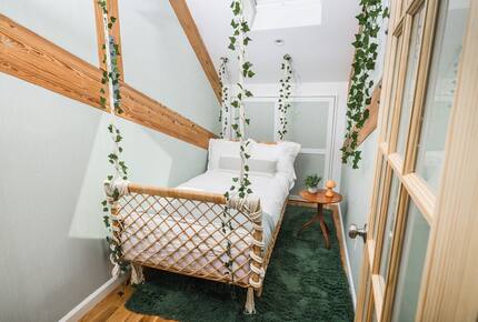 Designer 3BR Treehouse w/ Soaking Tub & Skylights - Wilton, Connecticut