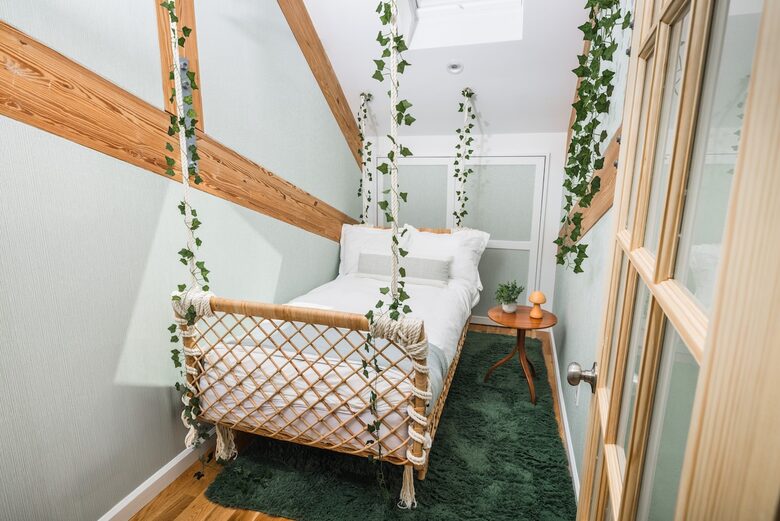 Designer 3BR Treehouse w/ Soaking Tub & Skylights - Wilton, Connecticut
