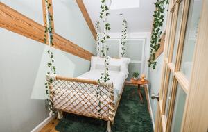Designer 3BR Treehouse w/ Soaking Tub & Skylights - Wilton, Connecticut