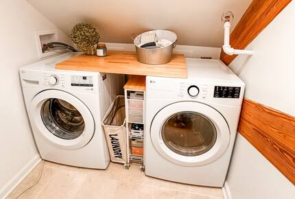 Designer 3BR Treehouse w/ Soaking Tub & Skylights - Wilton, Connecticut