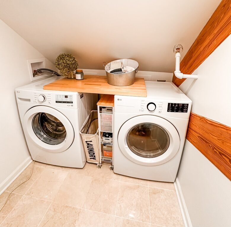 Designer 3BR Treehouse w/ Soaking Tub & Skylights - Wilton, Connecticut