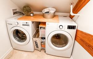 Designer 3BR Treehouse w/ Soaking Tub & Skylights - Wilton, Connecticut