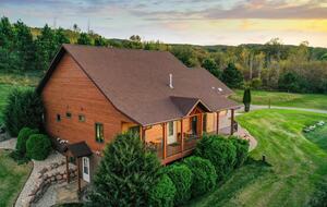 Wisconsin Hillside Lodge - Baraboo, Wisconsin
