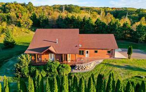 Wisconsin Hillside Lodge - Baraboo, Wisconsin