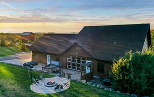 Wisconsin Hillside Lodge - Baraboo, Wisconsin