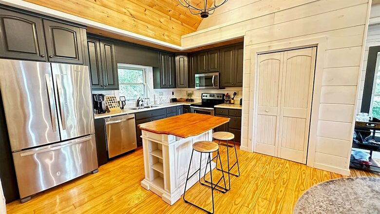 Hatley Pointe Ski Retreat with Private Theater, Hot Tub & Game Room - Mars Hill, North Carolina