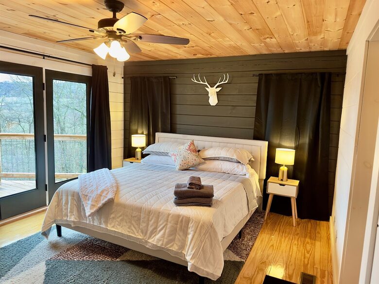 Hatley Pointe Ski Retreat with Private Theater, Hot Tub & Game Room - Mars Hill, North Carolina