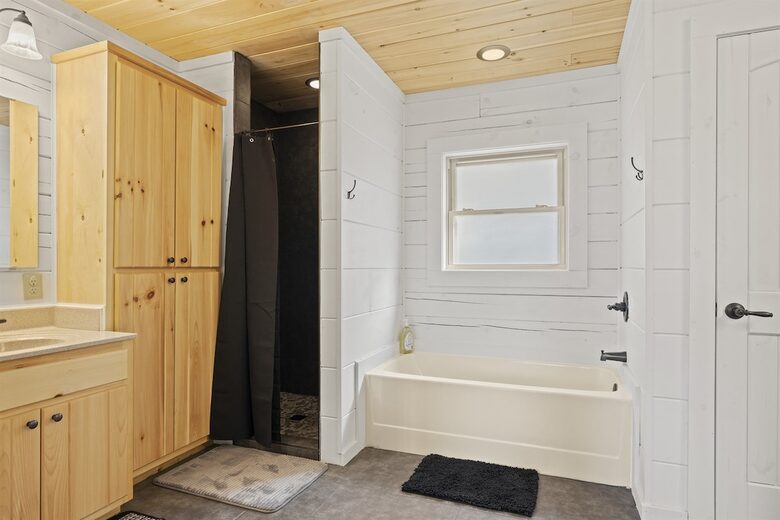 Hatley Pointe Ski Retreat with Private Theater, Hot Tub & Game Room - Mars Hill, North Carolina