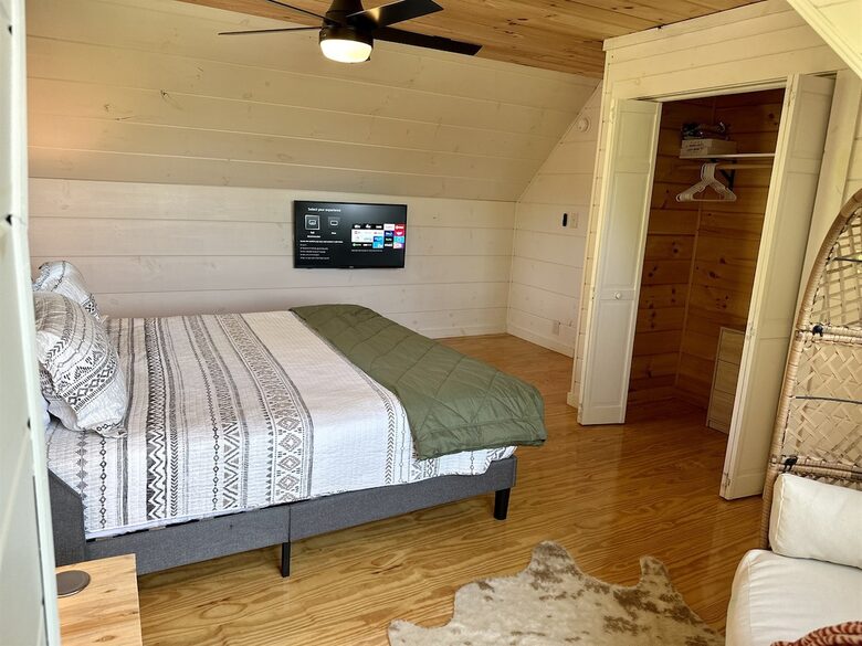 Hatley Pointe Ski Retreat with Private Theater, Hot Tub & Game Room - Mars Hill, North Carolina